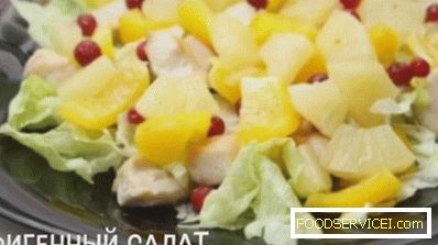 Ananas ile lezzetli ve güzel tavuk salatası